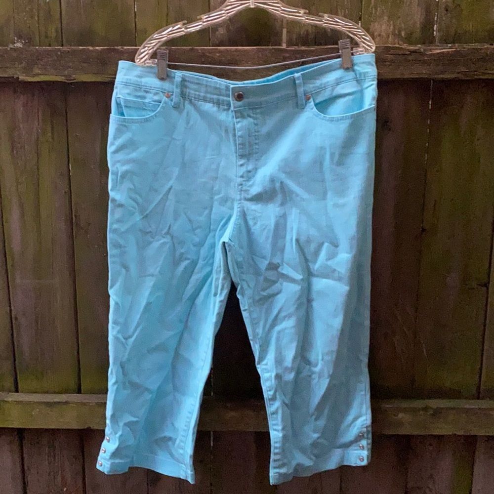 Bandolino Light blue denim capris sz. 14